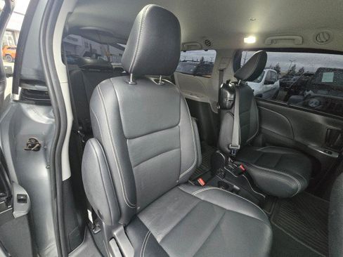 Used 2020 Toyota Sienna SE image 15