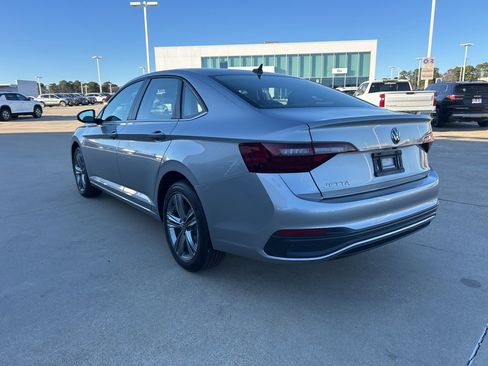 Used 2024 Volkswagen Jetta SE image 9