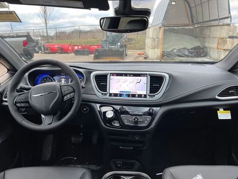 New 2026 Chrysler Pacifica Select image 21