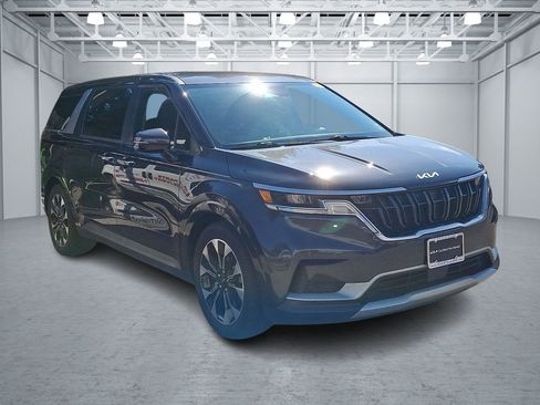 Used 2024 Kia Carnival EX FWD image 3