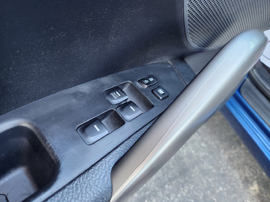 Used 2016 Hyundai Veloster FWD image 16