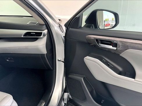 Used 2023 Toyota Highlander Platinum image 21
