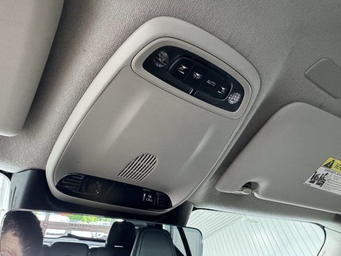 Used 2021 Volvo XC40 T5 Momentum image 6