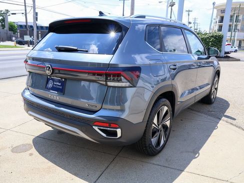 Used 2025 Volkswagen Taos SE w/ Panoramic Sunroof Package AWD/4WD image 5