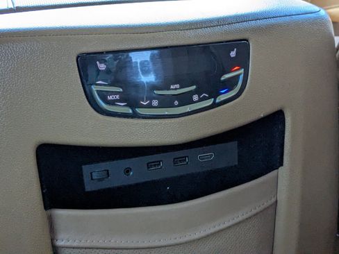 Used 2017 Cadillac Escalade Platinum image 16