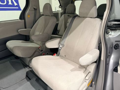 Used 2012 Toyota Sienna LE w/ Towing Pkg FWD image 31