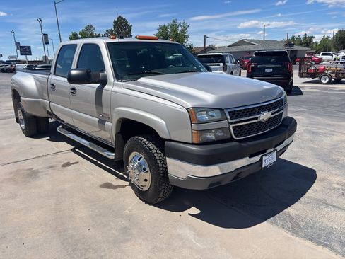 Used 2005 Chevrolet Silverado 3500 LS w/ Heavy-Duty Power Package AWD/4WD image 4