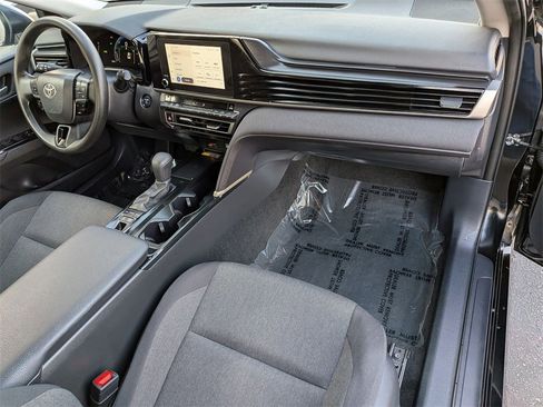 Used 2025 Toyota Camry LE image 28