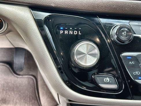 Used 2019 Chrysler Pacifica Touring-L image 15