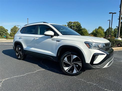 Used 2024 Volkswagen Taos SE image 1