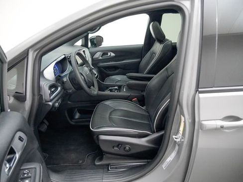 Used 2025 Chrysler Pacifica Limited FWD image 19