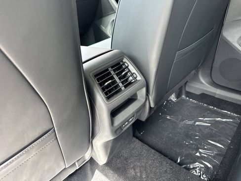 New 2026 Volkswagen Tiguan SE FWD image 21