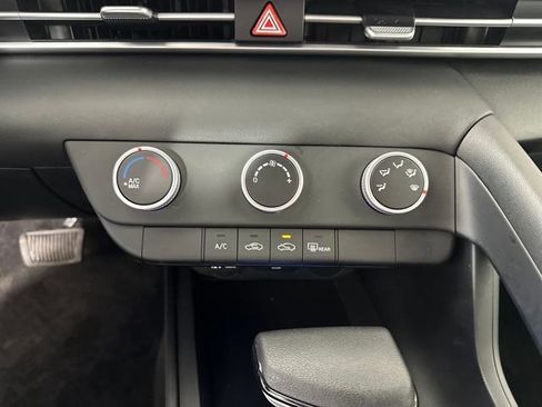 Used 2025 Hyundai Elantra SE image 23