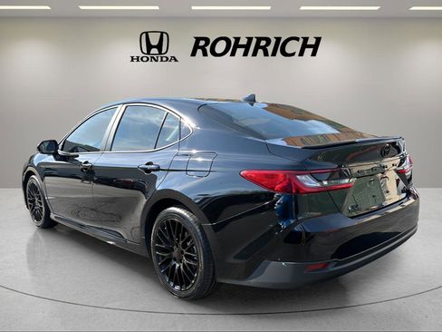 Used 2025 Toyota Camry LE w/ Convenience Package image 8