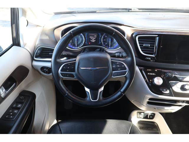 Used 2017 Chrysler Pacifica Touring-L FWD image 8