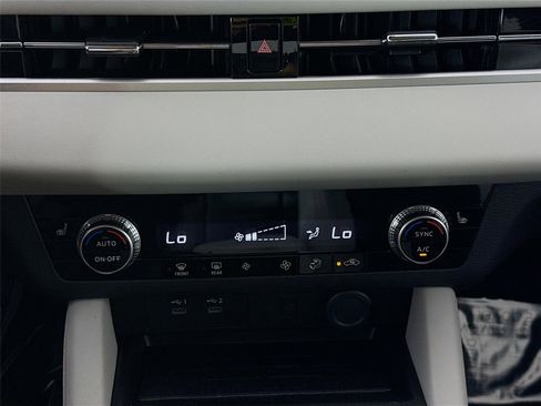 Used 2025 Mitsubishi Outlander SE image 15