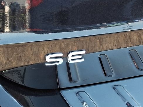 Used 2023 Volkswagen Taos SE w/ Panoramic Sunroof Package image 31