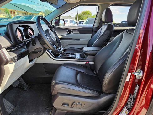 Used 2023 Kia Carnival LX image 16