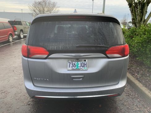 Used 2017 Chrysler Pacifica Touring-L image 3