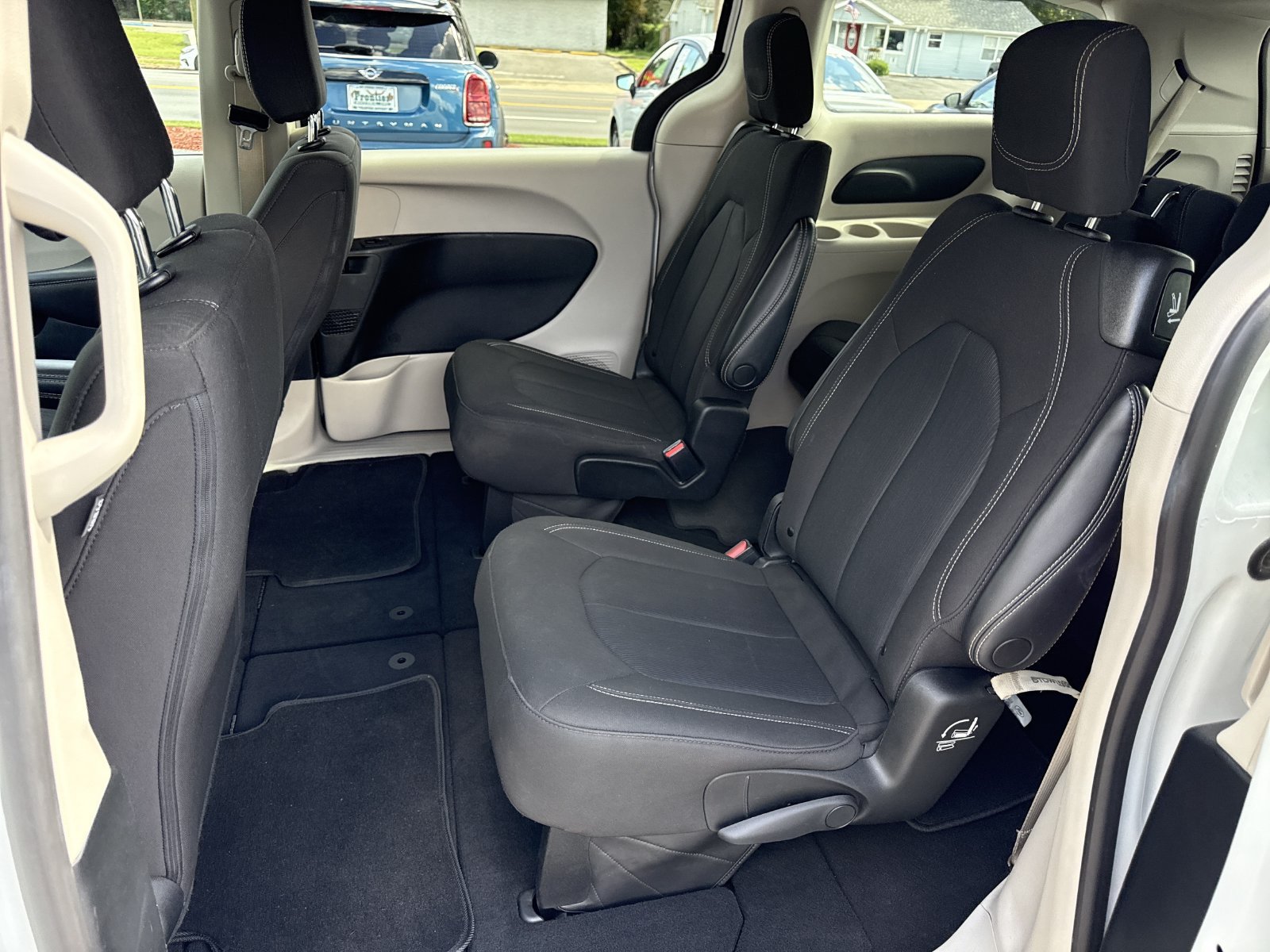 Used 2023 Chrysler Voyager LX FWD image 10