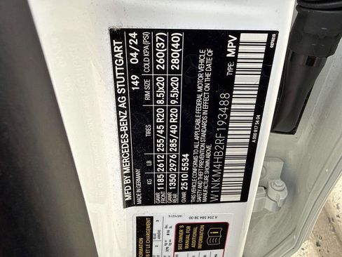 Used 2024 Mercedes-Benz GLC 300 4MATIC image 32