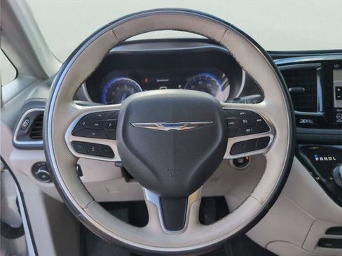 Used 2018 Chrysler Pacifica Limited FWD image 25