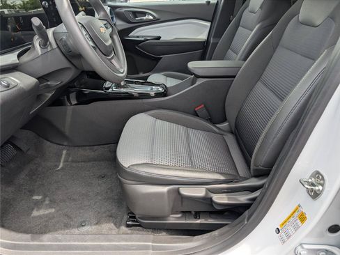 Used 2025 Chevrolet Trax LT FWD image 12