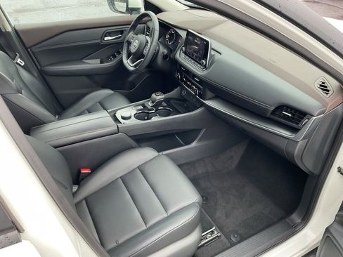 Used 2023 Nissan Rogue SV w/ SV Premium B Package image 18