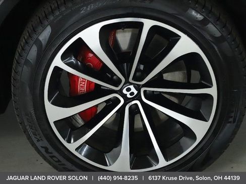Used 2022 Bentley Bentayga image 40