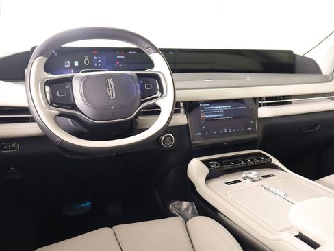 New 2026 Lincoln Navigator Premiere AWD/4WD image 2
