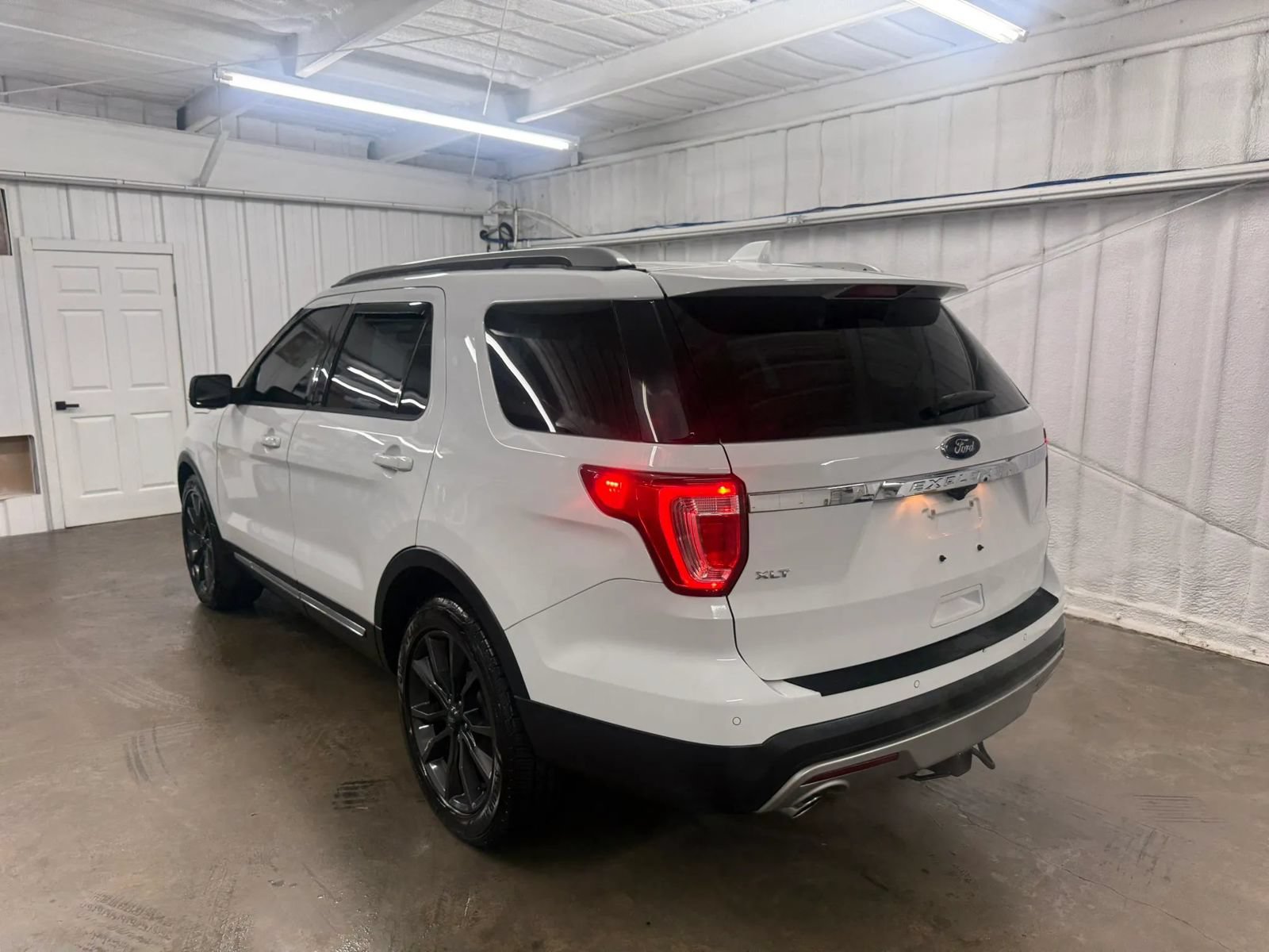 Used 2017 Ford Explorer XLT w/ Equipment Group 202A FWD image 4