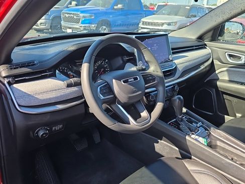 Used 2024 Jeep Compass Latitude AWD/4WD image 10