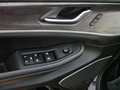 Used 2023 Jeep Grand Cherokee L Limited image 19