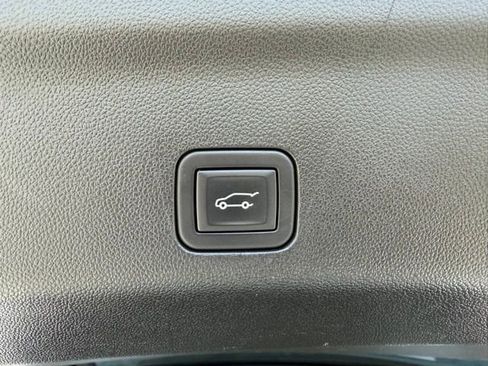 Used 2023 Chevrolet Suburban Premier image 12