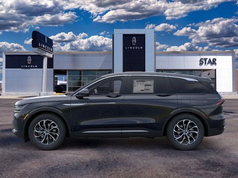 Used 2026 Lincoln Nautilus Premier AWD/4WD image 3