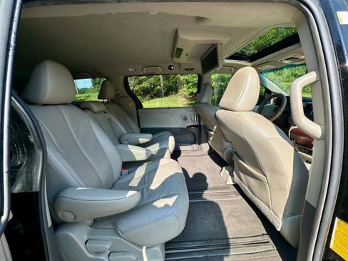 Used 2011 Toyota Sienna Limited image 9