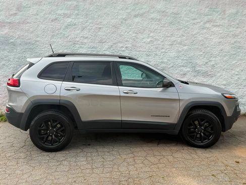 Used 2017 Jeep Cherokee Trailhawk AWD/4WD image 7