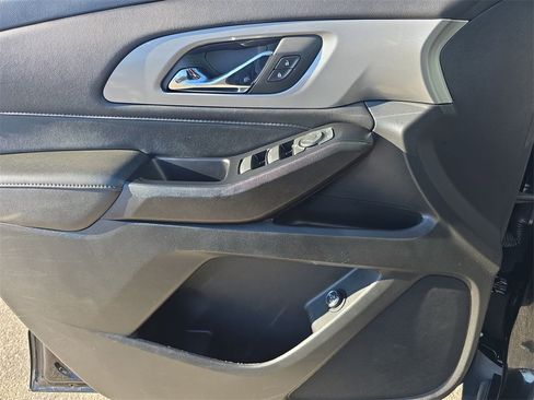 Used 2023 Chevrolet Traverse LT image 23