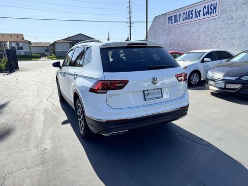 Used 2020 Volkswagen Tiguan SE w/ Panoramic Sunroof Package FWD image 2