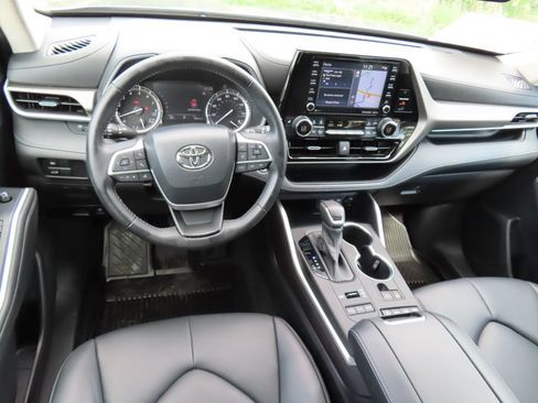 Used 2022 Toyota Highlander XLE AWD/4WD image 4