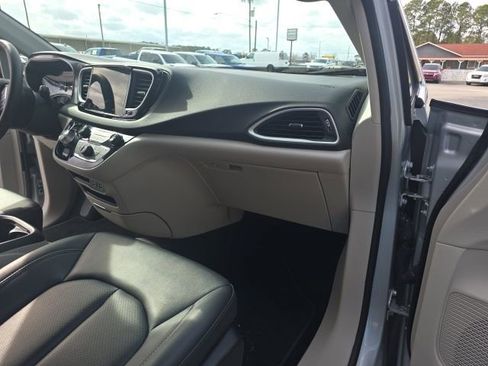 Used 2024 Chrysler Pacifica Touring-L image 39