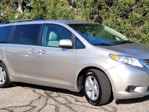Used 2017 Toyota Sienna LE image 8