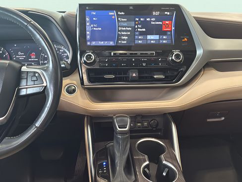 Used 2021 Toyota Highlander Platinum FWD image 32