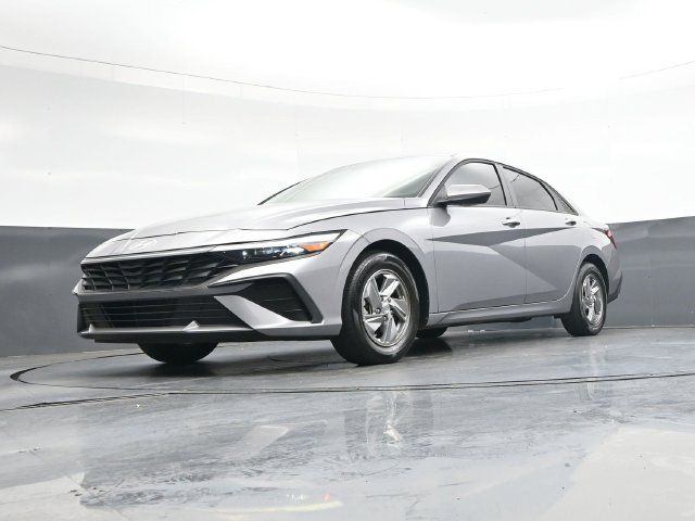 Used 2025 Hyundai Elantra SE FWD image 37