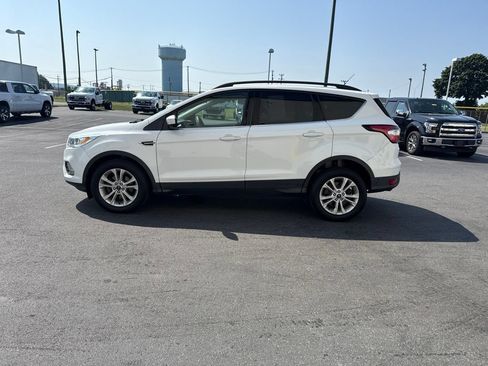 Used 2017 Ford Escape SE w/ Equipment Group 201A FWD image 2