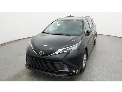 New 2026 Toyota Sienna XLE image 16