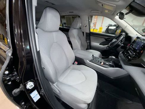 Used 2022 Toyota Highlander LE AWD/4WD image 16