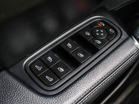 Used 2023 Porsche Cayenne w/ Premium Package AWD/4WD image 10