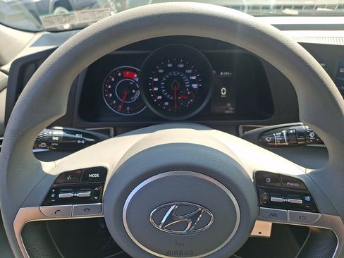 Used 2021 Hyundai Elantra SE FWD image 18