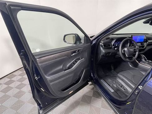 Used 2024 Toyota Highlander Limited image 24